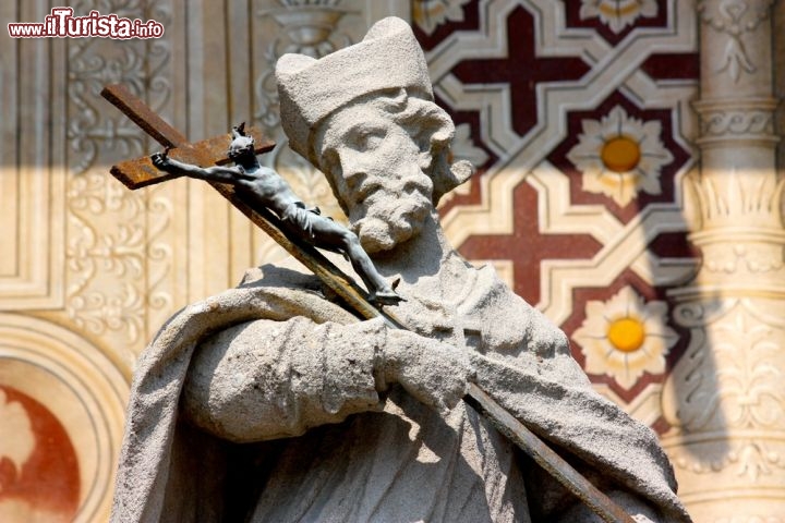 Immagine Statua di S Giovanni Napucemo in Piazza Ducale a Vigevano - © Valeria73 / Shutterstock.com