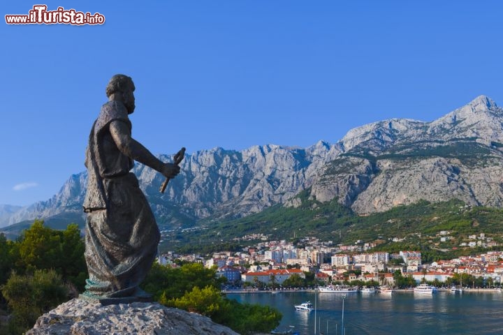 Immagine La statua di San Pietro a Makarska in Croazia: sullo sfondo le imponenti montagne del monte Biokovo - © Tatiana Popova / Shutterstock.com