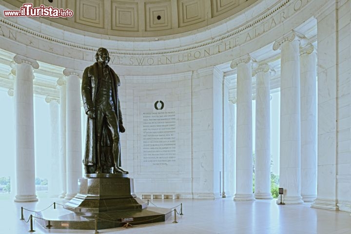 Immagine Statua al Jefferson Memorial di Washington, USA - © Jorge Salcedo / Shutterstock.com