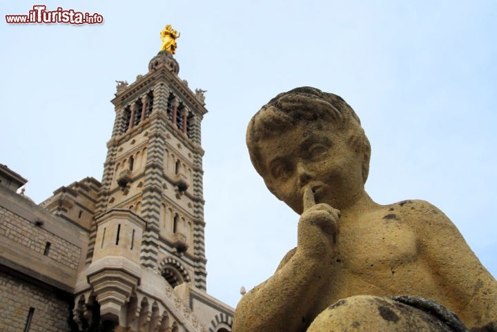 Immagine Statua davanti alla chiesa di Notre Dame de la Garde in Marsiglia - © ChameleonsEye / Shutterstock.com