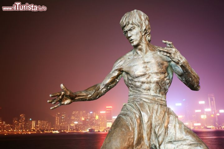 Immagine Statua di Bruce Lee sulla Avenue of the Stars di Kowloon, a Hong Kong (Cina) - © zhu difeng / Shutterstock.com