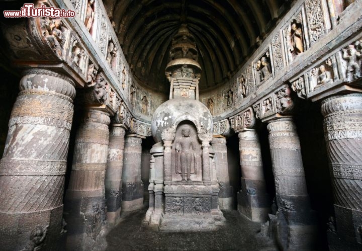 Immagine Statua di Budda all'interno della grotta n° 19 delle Ajanta Caves in India, stato di Maharashtra - © Pikoso.kz / Shutterstock.com
