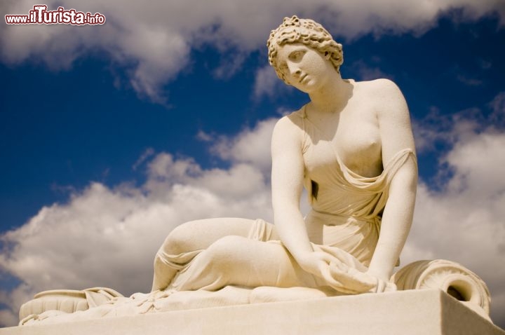 Immagine Statua di Ninfa al Castello di Versailles in Francia - © Maros Markovic / Shutterstock.com