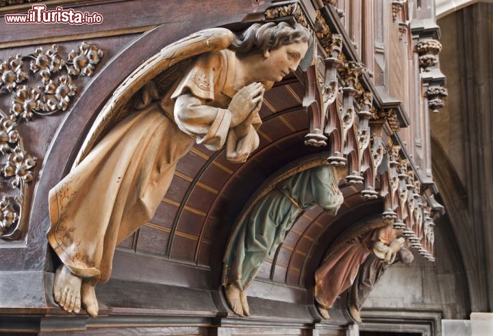 Immagine Statue di legno che ornano l'organo della Cattedrale di S Elisabetta a Kosice - © Renata Sedmakova / Shutterstock.com