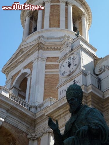 Immagine Statua in bronzo di Papa Sisto V a Loreto