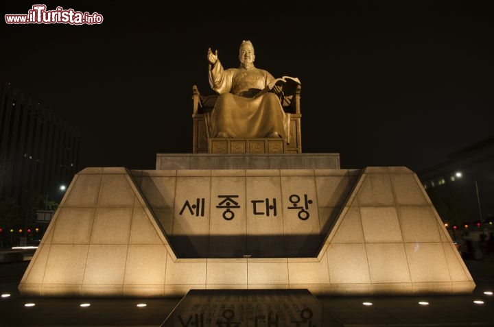 Immagine La gigantesca statua del  re Sejong a Seoul in Korea del Sud - © JM Travel Photography / Shutterstock.com