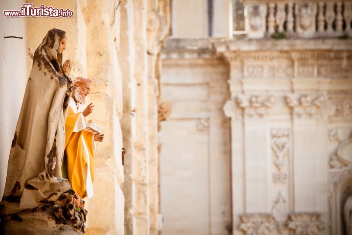Immagine Statue di cartapesta nella piazza della Cattedrale di Lecce, una delle chiese barocche più famose della  Puglia - © Piccia Neri / Shutterstock.com