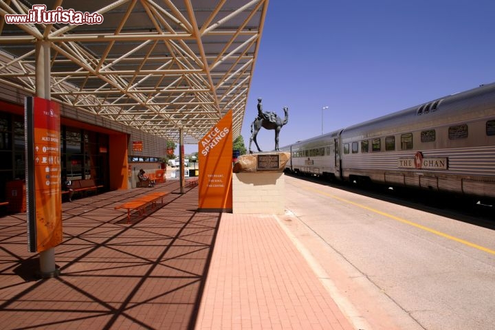 Immagine La stazione ferroviaria di Alice Springs - Qui passa il percorso del Ghan il famoso treno che attraversa il  Red Centre, dal Soutn Australia fino al nord del Northern Territory - © Kaspars Grinvalds / Shutterstock.com