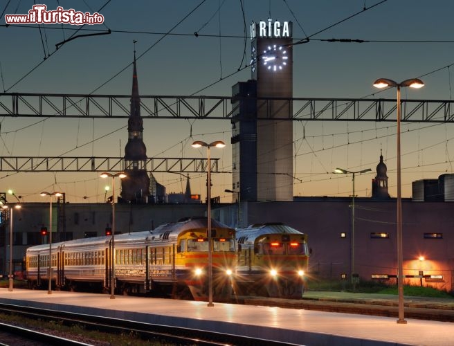 Immagine La stazione ferroviaria di Riga, il nodo ferroviario più importante della Lettonia - © Nikonaft / Shutterstock.com