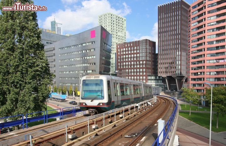 Immagine la stazione della metropolitana di Maashaven a Rotterdam, una delle città dell'Olanda con la più efficiente rete di trasporto pubblico di tutti i Paesi bassi - © jan kranendonk / Shutterstock.com