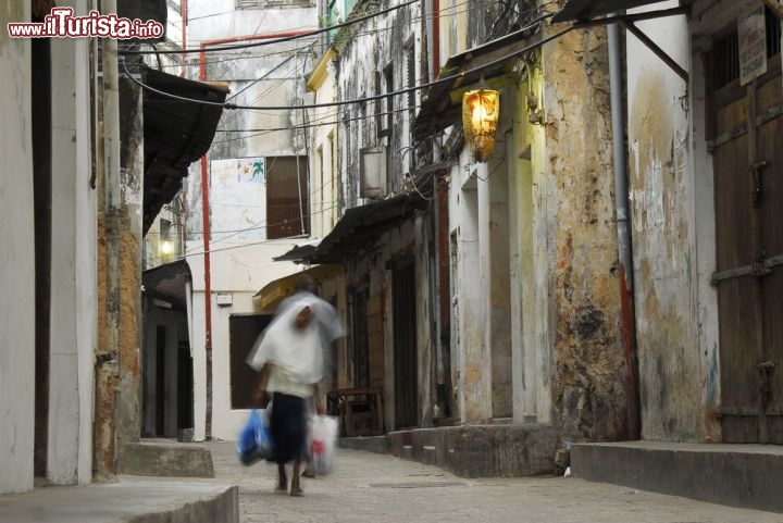 Immagine Stone Town, la città Patrimonio dell'Unesco, si trova a Zanzibar in Tanzania. Le sue vie sono cratterezzita da edifici in pietra, costruiti con frammenti di barriera corallina fossile, che si trovano nell'interno dell'isola - © Louie Schoeman / Shutterstock.com