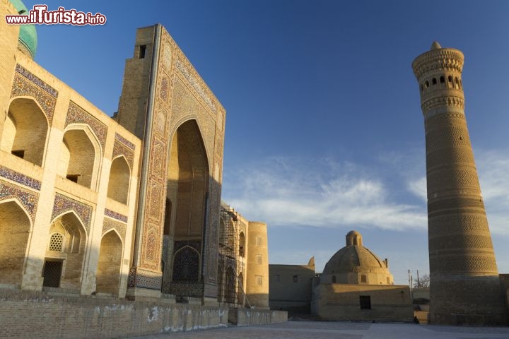 Immagine Una storica moschea nel centro di Bukhara, la magnifica città dell'Uzbekistan - © posztos / Shutterstock.com