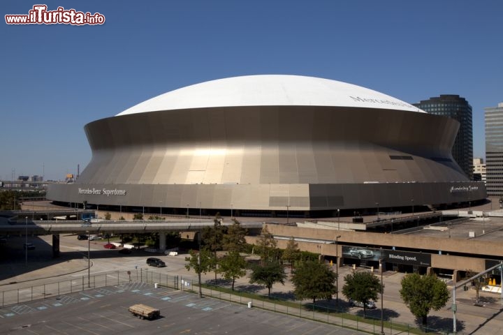 Immagine Mercedes-Benz Superdome, New Orleans - Conosciuto in precedenza come Louisiana Superdome, lo stadio di New Orleans è stato inaugurato il 3 Agosto 1975 nel quartiere Central Business District accanto al News Orleans Arena. Con una capienza di circa 76.500 posti, questa struttura sportiva con erba sintetica, realizzata su progetto di Curtis and Davis, è costata 134 milioni di dollari a cui se ne sono aggiunti altri 193 per la ristrutturazione effettuata nel 2005-2006. Attualmente lo stadio ospita le partite della squadra di casa del New Olreans Saints della National Football League - © Aneese / Shutterstock.com