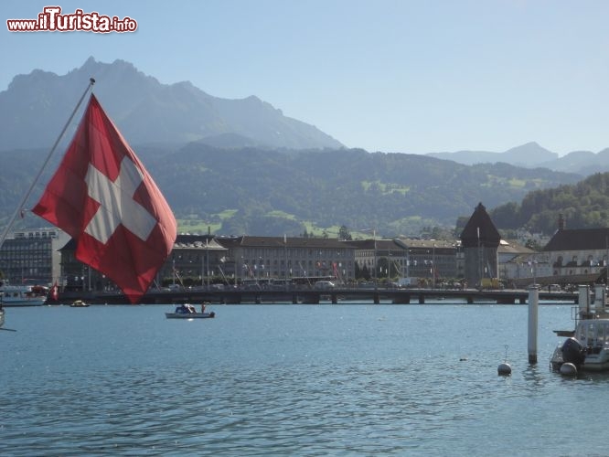 Immagine Svizzera: il lago dei Quattro Cantoni a Lucerna, sullo sfondo le Alpi