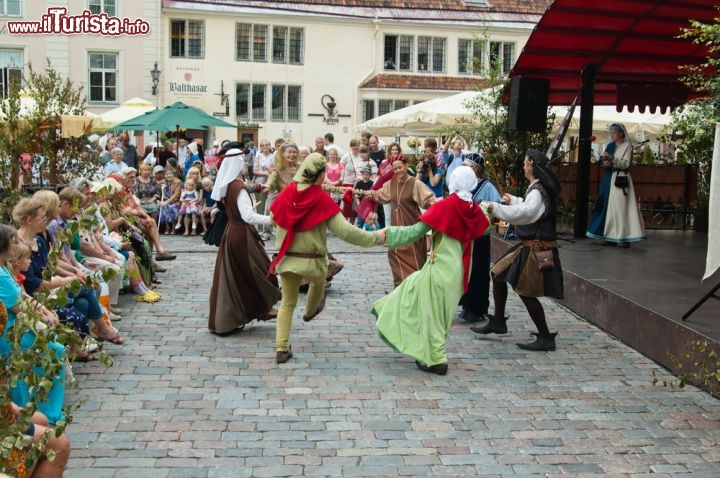 Immagine La Festa Medievale di Tallinn è l'appuntamento più bello della primavera, con danze tradizionali, musica, mercatini e spettacoli, tutti rigorosamente in costume - © Igor Sokolov (breeze) / Shutterstock.com