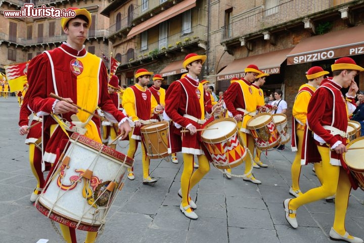 Immagine Siena, Toscana: un gruppo di tamburini in costume si esercita per Contrada Val di Montone in attesa del Palio - © astudio / Shutterstock.com