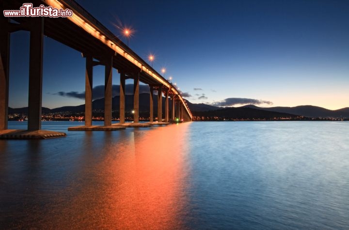 Immagine Tasman Bridge, fotografato al tramonto. Si trova vicino a Hobart, la capitale della Tasmania (Australia) - © MelBrackstone / Shutterstock.com