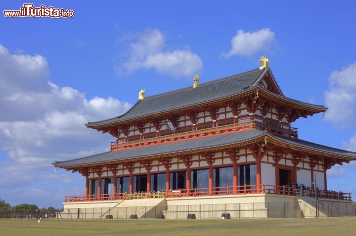 Immagine Tempio nel complesso del Palazzo Heijo a Nara, Giappone - © kenjito / Shutterstock.com