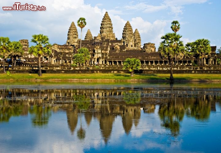 Immagine Tempio a Angkor Wat, prima del Tramonto. Siamo nella regione di Siam Reap, in Cambogia - © Luciano Mortula / Shutterstock.com