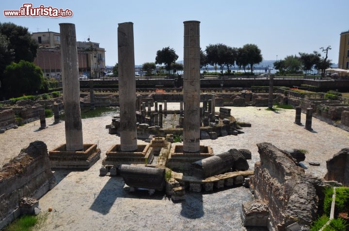 Immagine Il Tempio del Serapide di Pozzuoli, sullo sfondo il mare. Il tempio si è trovato anche al livello del mare, come dimostrano i segni sulle colonne, ma negli ultimi secoli il terreno si è alzato con il bradisismo