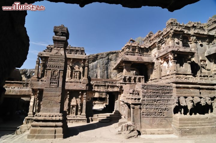 Immagine Tempio nelle Grotte di Ajanta: ci troviamo nello stato di Maharashtra in India - © Rafal Cichawa / Shutterstock.com