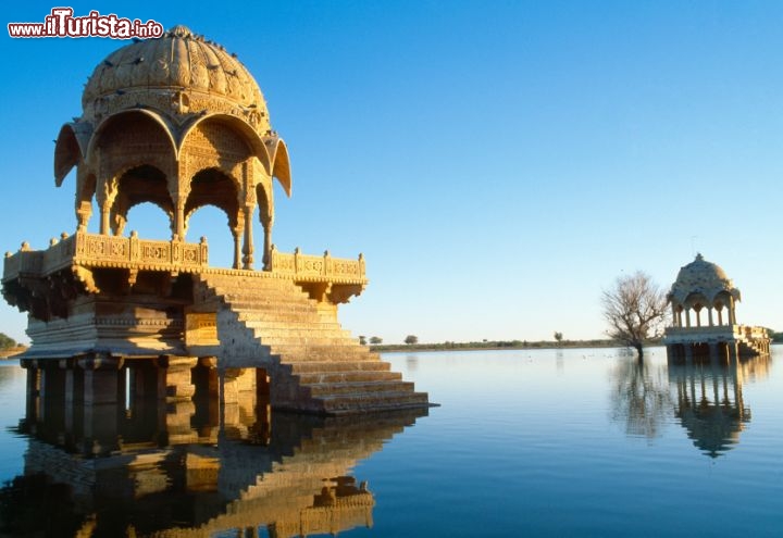 Immagine Templi sul lago artificiale Gadi Sagar, Jaisalmer, Rajasthan, India - © Gorazd Bertalanic / iStockphoto LP.