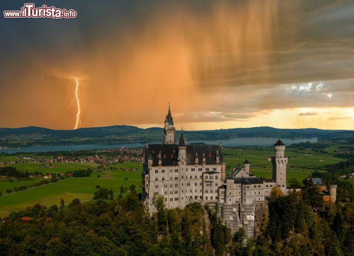 Immagine Temporale al Castello Neuschwanstein - Il Clima della Baviera, nel sud della Germania. è spesso caratterizzato da tempo variabile in estate, con fenomeni temporaleschi anche di forte intensità - © photowings / Shutterstock.com