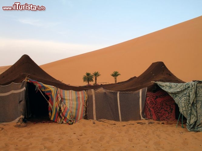 Immagine Tende nomadi nel deserto del Sahara: siamo nell'Erg chebbi, tra le dune di Merzouga in Marocco - © SandyS / Shutterstock.com