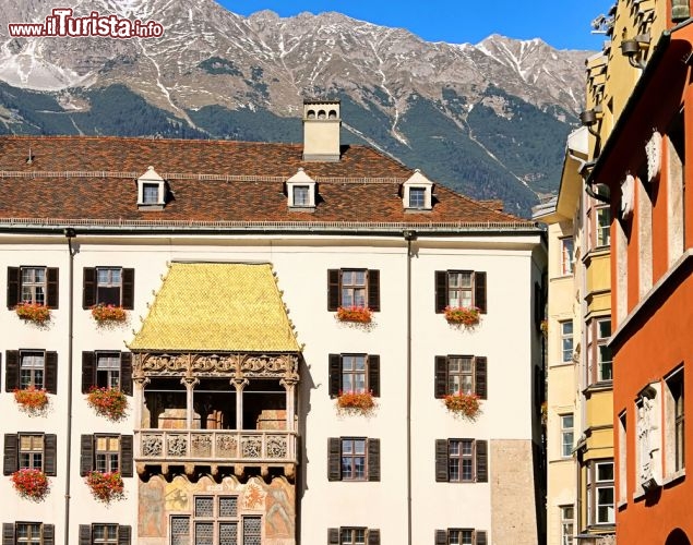 Immagine Il Tettuccio d'Oro (Goldenes Dachl) è il simbolo di Innsbruck (Austria). Si tratta di un cosiddetto Erker che venne aggiunto nel 1500 al palazzo dei Conti del Tirolo che si trova nel cuore della città (Altstadt). Il palazzo Ospita all'interno il Museum Goldenes Dachl (il museo del tettuccio d'oro) - © LianeM / Shutterstock.com