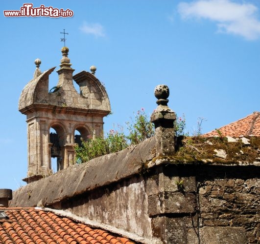 Immagine Tetto di un antico palazzo a Santiago de Compostela in Galizia (Spagna) - © Mikhail Zahranichny / Shutterstock.com