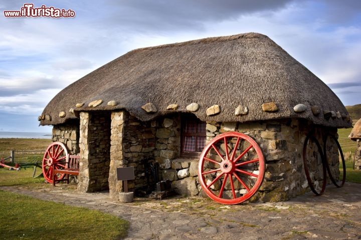 Immagine Un tipico "Thatched Cottage" sull' Isola Skye, la casa tradizionale delle Highlands in Scozia con il tetto di paglia - © Georgi D.  / Shutterstock.com