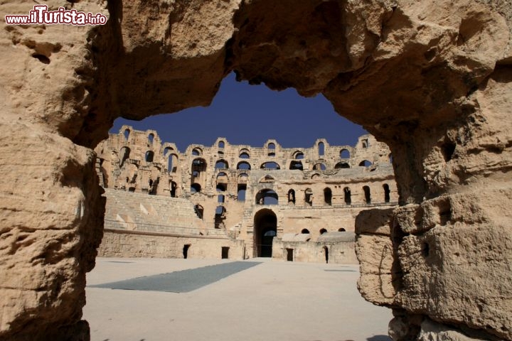 Immagine Thysdrus il Colosseo tunisino di El Jem, il terzo anfiteatro romano del mondo, per dimensioni complessive - © Angels at Work / Shutterstock.com