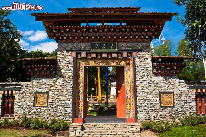 Immagine Tipica architettura ad Arco in Bhutan, lo stato dell'Asia centrale - © Chaloemphan / Shutterstock.com