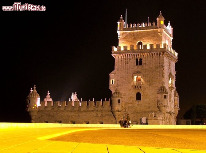 Immagine La Torre di Belém in un'immagine serale a Lisbona, la capitale del Portogallo - Foto di Giulio Badini