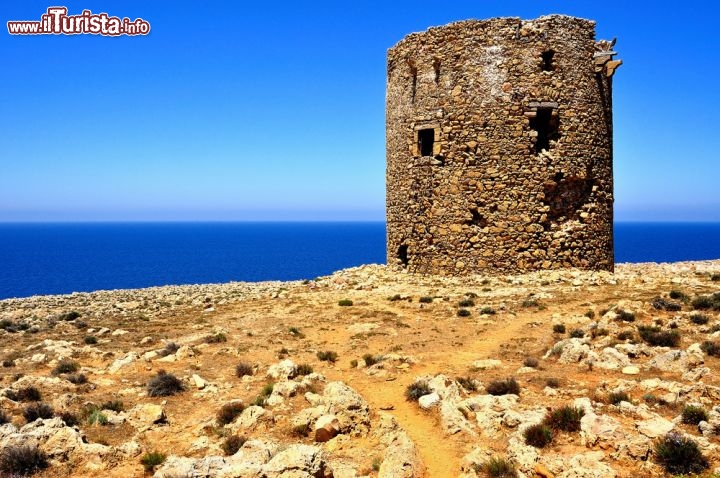 Immagine Torre d'avvistamento sulla costa nei pressi di Cala Domestica a Buggerru (Sardegna) - © Sfocato / Shutterstock.com