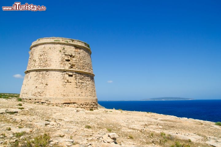 Immagine L'antica Torre di avvistamento des Garrovet a Capo Babaria, all'estremità sud-occidentale di Formentera, Baleari, Spagna - © holbox / Shutterstock.com