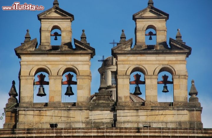 Immagine Dettaglio del campanile della Cattedrale di Bogotà, su Piazza Bolivar - © rm / Shutterstock.com