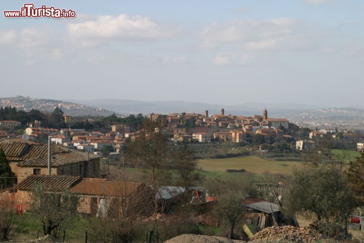Immagine Il panorama di Torrita di Siena fotografato da Ciliano: siamo in Valdichiana (Toscana) - © Vasta -  CC BY 3.0 - Wikimedia Commons.
