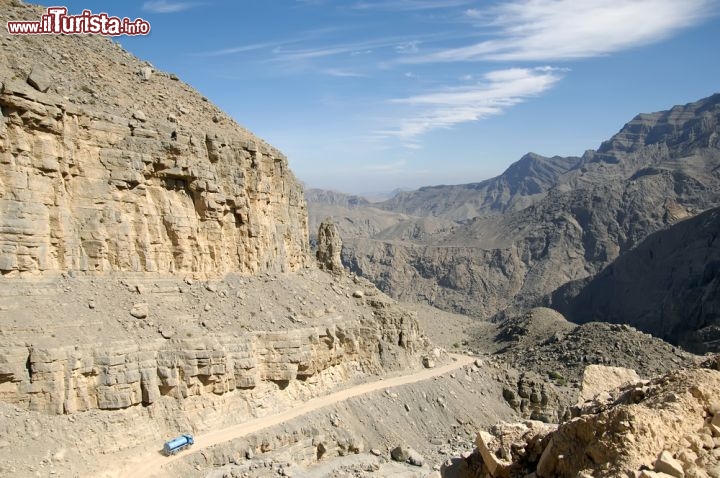 Immagine Un tour in fuoristrada nell'Oman non deve dimenticare l'esplorazione della desertica penisola di Musandam, puella lingua di rocce che si protende nello stretto di Hormuz - © Patrik Dietrich / Shutterstock.com