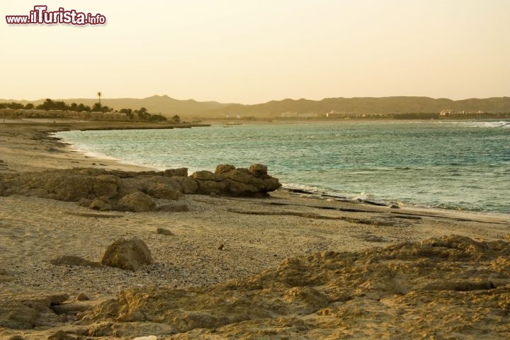 Immagine Tramonto sulla spiaggia di El Quseir. la località dell'Egitto lungo le coste del Mar Rosso - © Istomina Olena / Shutterstock.com