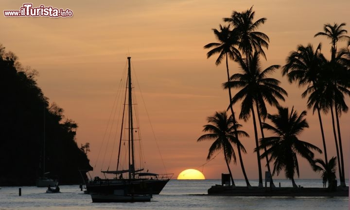 Immagine Tramonto a Marigot Bay, sull'isola di Saint Lucia, Piccole Antille, Caraibi orientali - © Stephanie Rousseau / Shutterstock.com