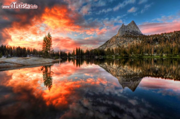 Immagine Tramonto struggente  al Cathedral Lake, nello Yosemite National Park della California, Stati Uniti d'America - © Celso Diniz / Shutterstock.com