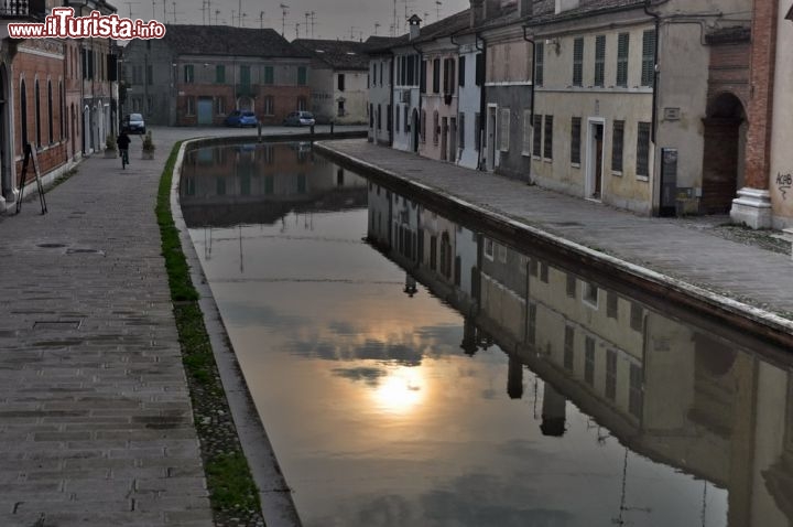 Immagine Tramonto nel centro di Comacchio, il borgo dei lidi Ferraresi, Emilia-Romagna.