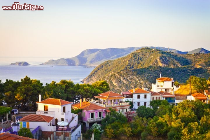Immagine Tramonto da una cittadina di Alonissos, Sporadi Settentrionali (Grecia) - © Tom Gowanlock / Shutterstock.com