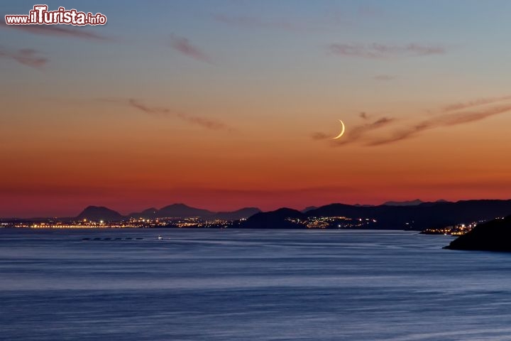 Immagine Tramonto con Luna crescente a Benidorm, la località costiera in Spagna - © ags1973 / Shutterstock.com