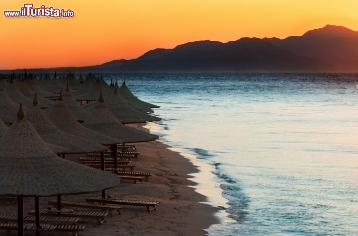 Immagine Tramonto dalla Penisola del Sinai: il mare di Sharm el Sheikh in Egitto - © Eric Gevaert / Shutterstock.com