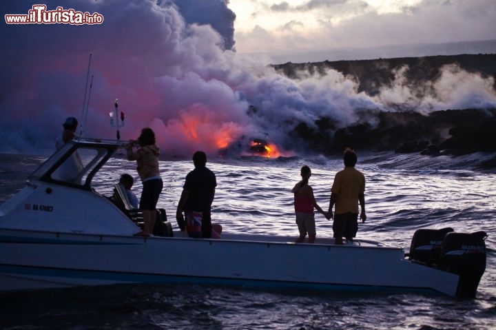 Immagine Un tramonto "infuocato" alle isole Hawaii, quasi tutte di origine vulcanica: molti vulcani sono ancora attivi e può succedere che la lava scivoli fino al mare. Il fuoco e il freddo dell'oceano che si incontrano generano uno spettacolo sublime, che rende bene l'idea della potenza della natura, tra fumi e scintille. I vulcani più attivi dell'arcipelago sono il Kilauea e il Mauna Loa (il più grande del mondo) - © Tor Johnson / www.hvcb.org