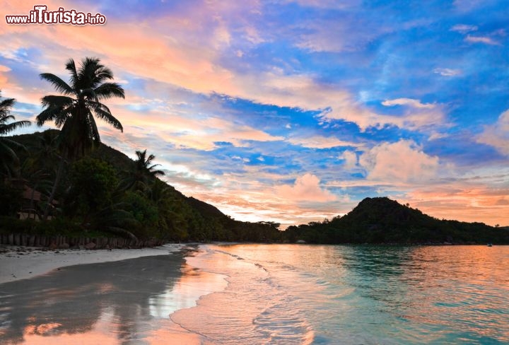 Immagine Tramonto infuocato a Praslin, nelle Isole Seychelles - © Tatiana Popova / Shutterstock.com