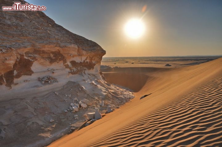 Immagine Tramonto nel deserto bianco dell'egitto