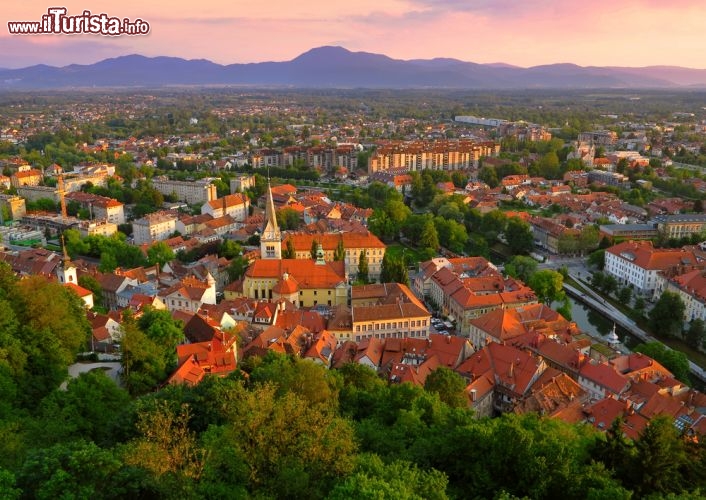 Immagine Tramonto spettacolare sul centro di Lubiana (Ljubljana) in Slovenia - © Scott Wong / Shutterstock.com